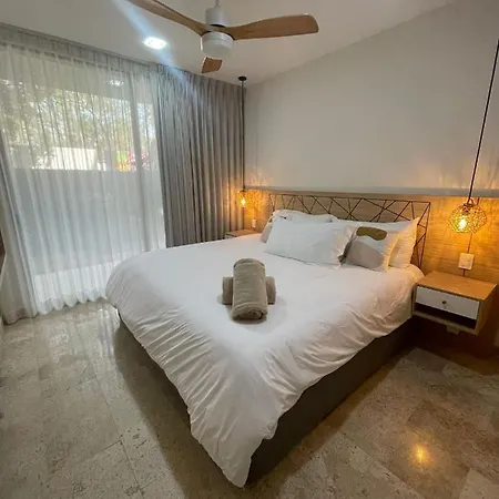 Cozy Apt W/Swim-Up Pool Apartment